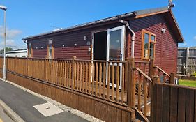 2 Bed Cabin - Sleeps 4 - Pets - 5 Min To Beach